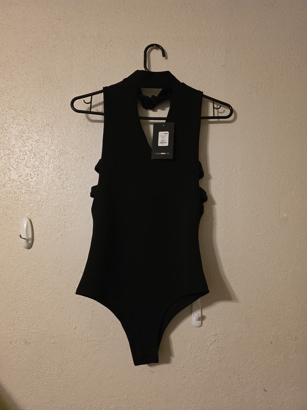 Fashion Nova Black Sleeveless V-Neck Bodysuit with Side Cutouts
